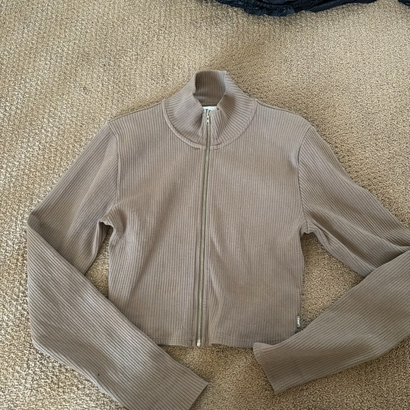 Aritzia cropped zipper long sleeve - Picture 2 of 4